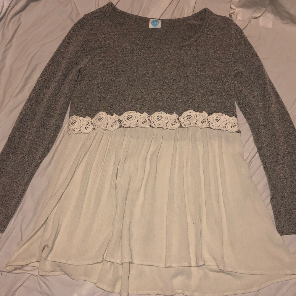 J&M Gray and off-white long sleeve blouse